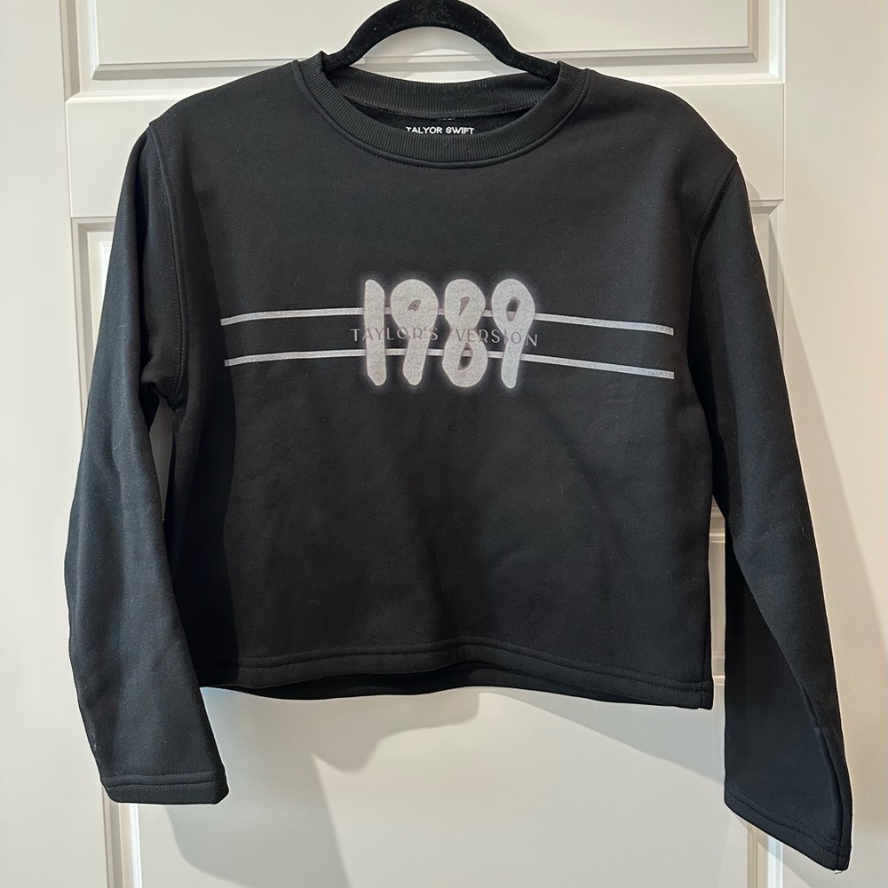 Official Taylor Swift 1989 Taylor's Version Cropped Black Long Sleeve Sweatshirt - Picture 1 of 3